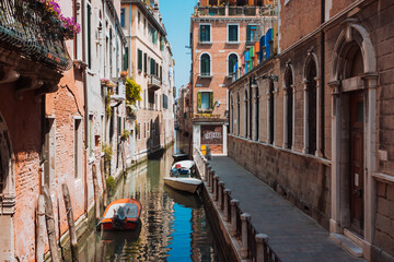 Obraz na płótnie Canvas Narrow canal of Venice in Italy