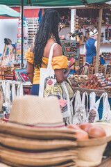 mujer comprando artesanías en un mercado de Viñales