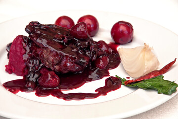 lomo mechado en salsa de cereza con papas cambray