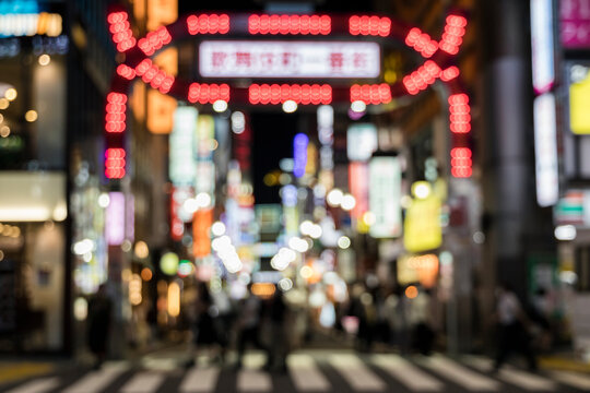 コロナウイルスの感染が拡大する新宿の歌舞伎町を歩く若者たち　ピンボケ表現