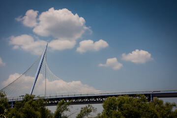 Obraz premium Bridge with a large pillar under the cloud