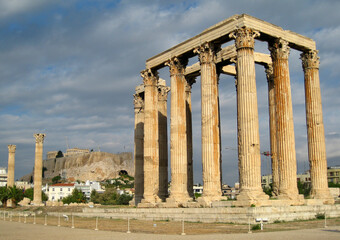 Obraz premium The Temple of Zeus on the top of the mountain in Athens Greece part of the Acropolis