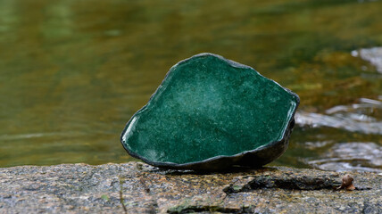 
Real jade
Natural lump
Jade that is in the water