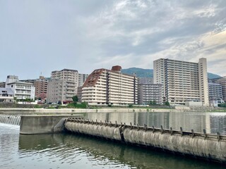 宝塚,武庫川,風景,晴れ,河川,宝塚市,山,閑静,住宅街,マンション,都会,都市風景,発展,産業,兵庫県,景色,アジア,日本,広角,ワイド,ビル,開発,ビジネス,高層ビル,全体,河川敷,川,土手,空,自然,建物,屋外,青空,都市,兵庫,近畿,住宅,町並み,住宅地