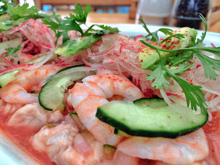 salad with shrimp and avocado