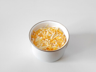 ホーローの容器に入っているミックスチーズ