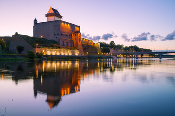 Fototapeta premium Widok zamku Hermana w sierpniowym zmierzchu. Narva, Estonia