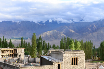 Obraz premium The house under construction with mountain view in Leh Ladakh, Northern India.