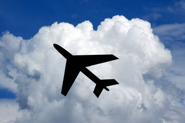 Flugzeug Symbol am blauen Himmel mit Wolken Flugverbot