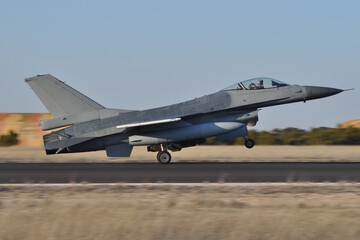 Fototapeta na wymiar F-16 fighting falcon aterrizando