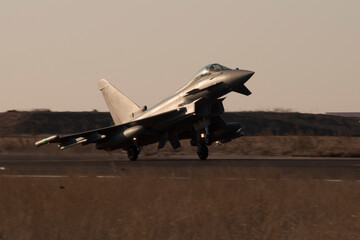 EF-2000 EUROFIGHTER ATERRIZANDO AL ATARDECER