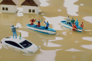 水害によって水浸しになった街と助けを求める人々のジオラマ