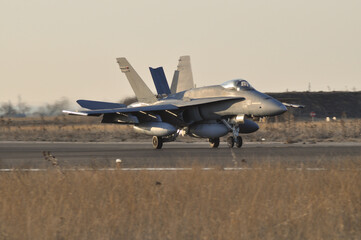 F/A-18 aterrizando al atarceder