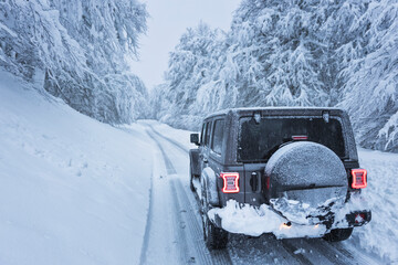 Coche Transitando por carretera nevada.