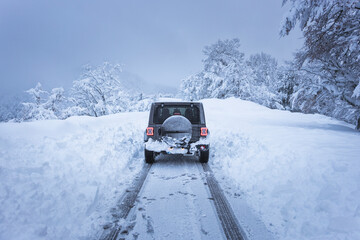 Coche Transitando por carretera nevada.