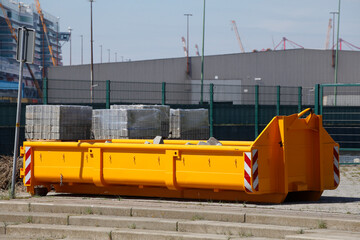 Container, orange Absetzmulde für Bauschutt, Deutschland, Europa