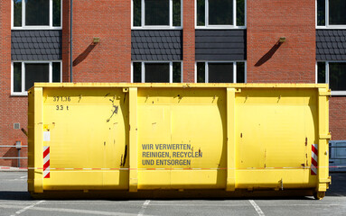 Container, gelbe Absetzmulde für Bauschutt auf der Straße stehend vor einem Wohngebäude ,  Deutschland, Europa