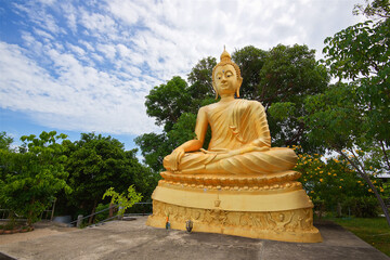Obraz premium shot with a wide angle lens, a golden big buddha, the symbol and heart of Koh Samui in Thailand, a place of worship for locals and visitors to the island