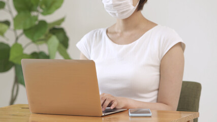 テレワークをする若い女性