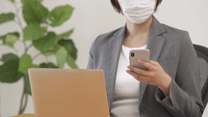 マスク姿のビジネスウーマン