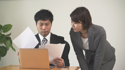 Obraz premium 打合せをしているビジネスマンとビジネスウーマン