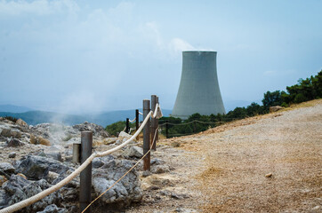 Una torre della Centrale geotermica di Sasso Pisano dalla cui sommità esce del vapore