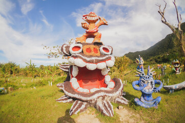 沖縄の巨大で愉快なシーサーの置き物