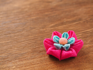 ちりめんのつまみ細工の花