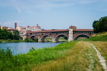 Il sentiero che porta al ponte coperto di Pavia lungo la Via Francigena