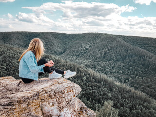 Naklejka premium girl on the top of the mountain