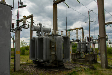 High-voltage power transformer substation of an electric network