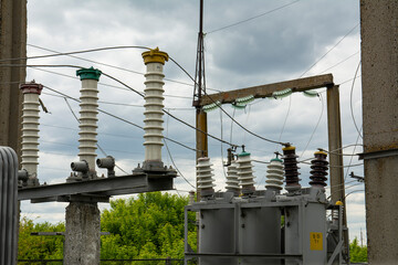 High-voltage power transformer substation of an electric network