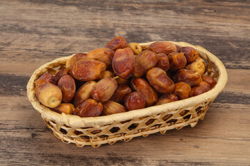 Obraz premium Sweet tasty dry dates in the basket