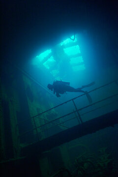 Inside the sunken ship © Nobu Otsuka