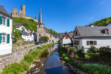 Fototapeta na wymiar River elz with half-timbered houses and church in Monreal