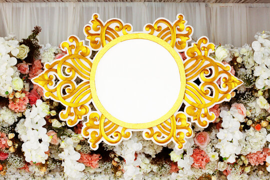 Big Gold Name Tag Sign For Decorating The Backdrop Scene In The Wedding.