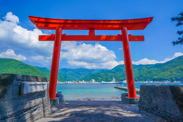 日本　鳥居と海