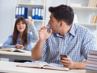 Obraz premium Students sitting and studying in classroom college
