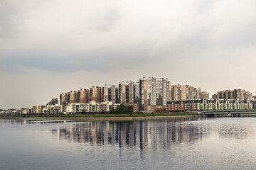 Obraz premium Nowe budynki nad Zatoką Fińską. Odbicie w wodzie