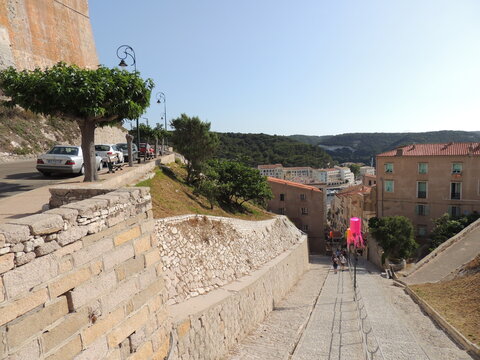 Ruelle en pente de la vieille ville de Bonifacio en Corse