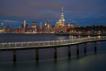 Fototapeta premium footbridge against the background of manhattan