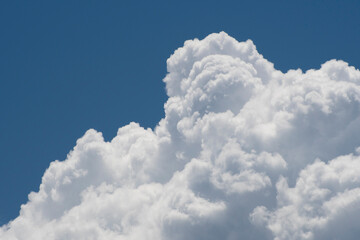 Nubes blancas de algodón en cielo azul intenso