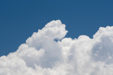 Nubes blancas de algodón en cielo azul intenso