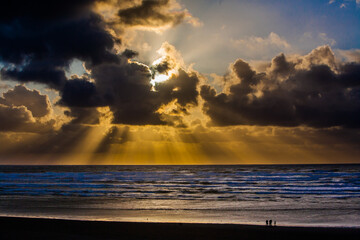 Obraz premium Cloudy sunset with sun rays at Seaside, Oregon
