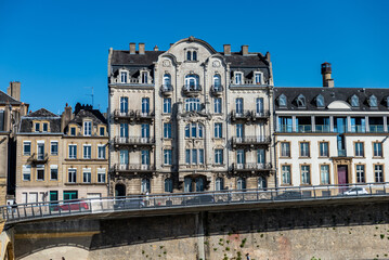 Fototapeta na wymiar Façade d'un immeuble de 1907 type Art nouveau en calcaire blanc orné de très beaux balcons longeant le fleuve de la Moselle