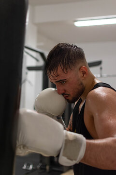 Boxeador golpea un saco 