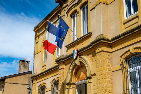 Façade d'une mairie avec les drapeaux français et européen à la commune de Scy-Chazelles