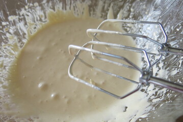 Batteur de gateau sur une pate onctueuse