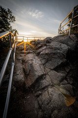 Sonnenuntergang hinter Felsen, Aussichtspunkt auf dem Hexentanzplatz Thale, Harz