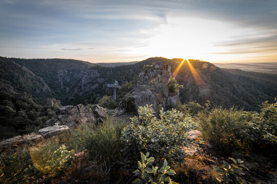 Warmer Sonnenuntergang hinter der Ro&szlig;trappe, Aussichtspunkt auf dem Hexentanzplatz Thale, Harz